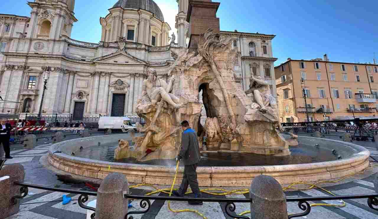 Pulizia della Fontana dei Quattro Fiumi a Piazza Navona di Roma