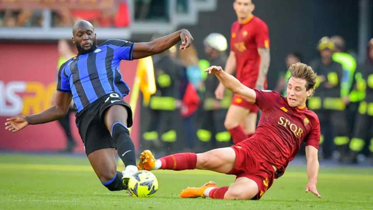 Roma-Inter in un contrasto tra Bove e Lukaku