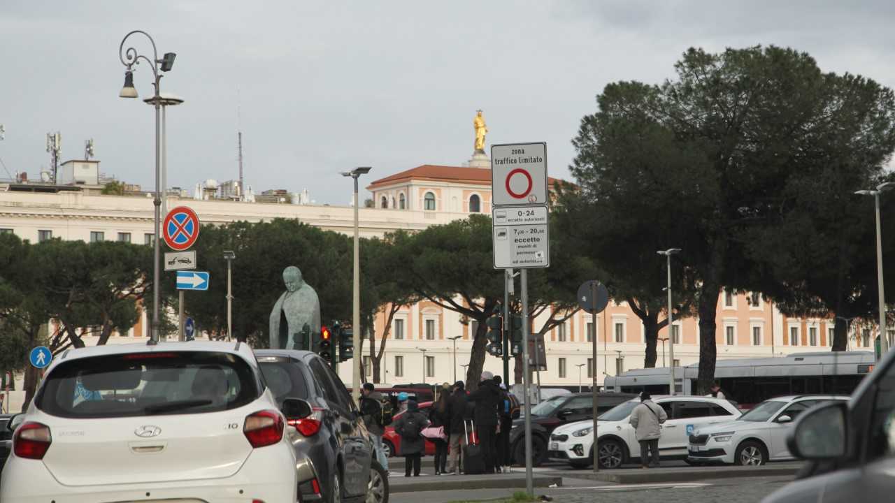 Roma, traffico in Piazza dei Cinquecento