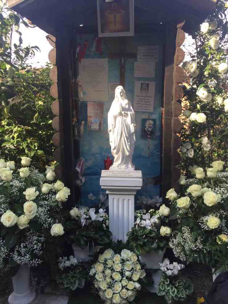 La statua della Madonna dell'Albero a Roma