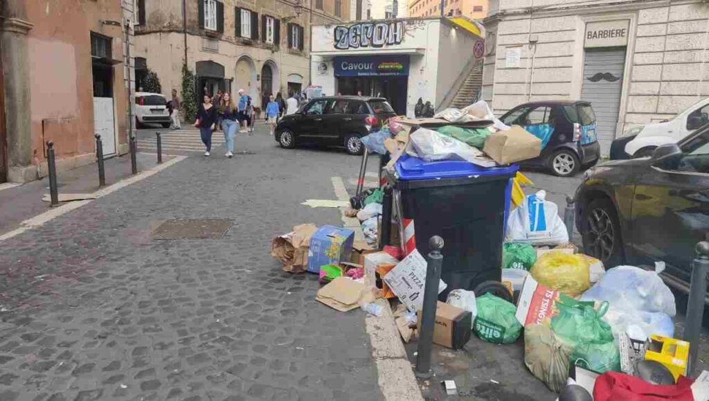 Rifiuti sulla strada nel cuore del Rione Monti di Roma