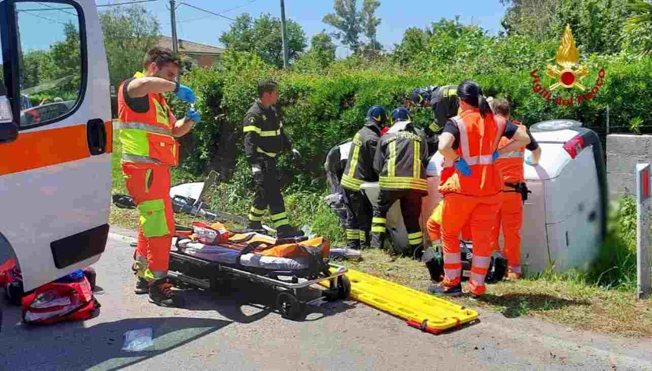 Sanitari del 118 e Vigili del Fuoco sul luogo dell'incidente stradale a Latina