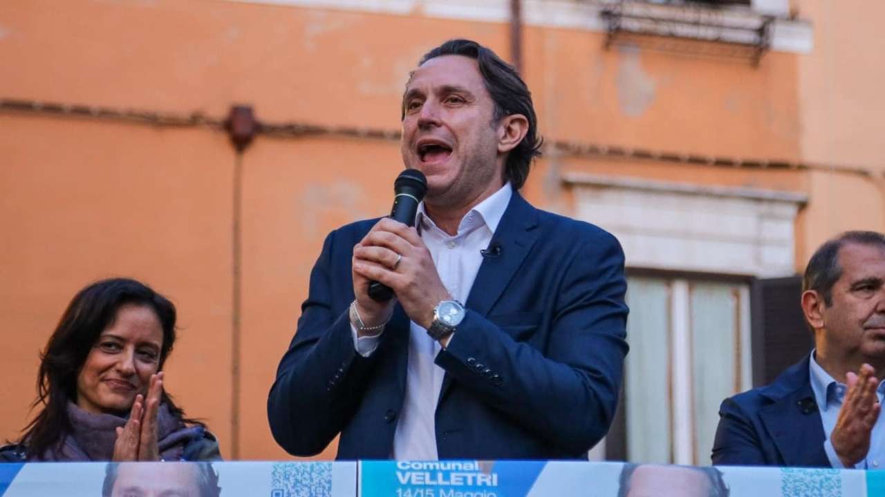 Il neo sindaco di Velletri, Ascanio Cascella durante un comizio elettorale