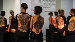 Modelle tatuate alla schiena presso Macro museo arte contemporanea di Roma; tatuaggi di Marco Manzo
