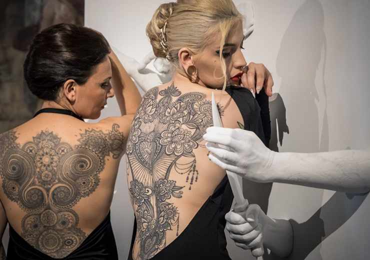 Modelle tatuate schiena presso Macro museo arte contemporanea di Roma tatuaggio di Marco Manzo