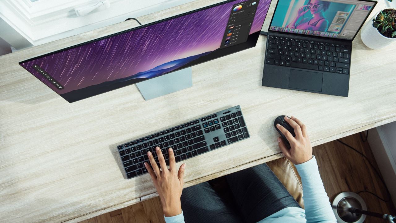 Persona al lavoro su pc da casa
