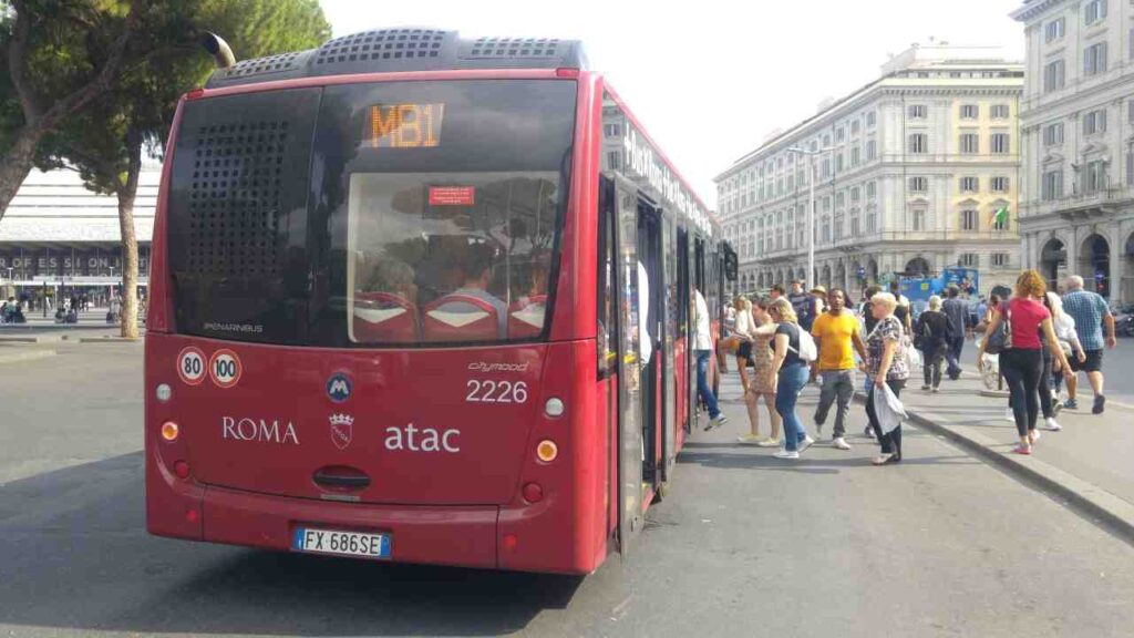 Autobus Atac nei pressi della stazione Termini di Roma