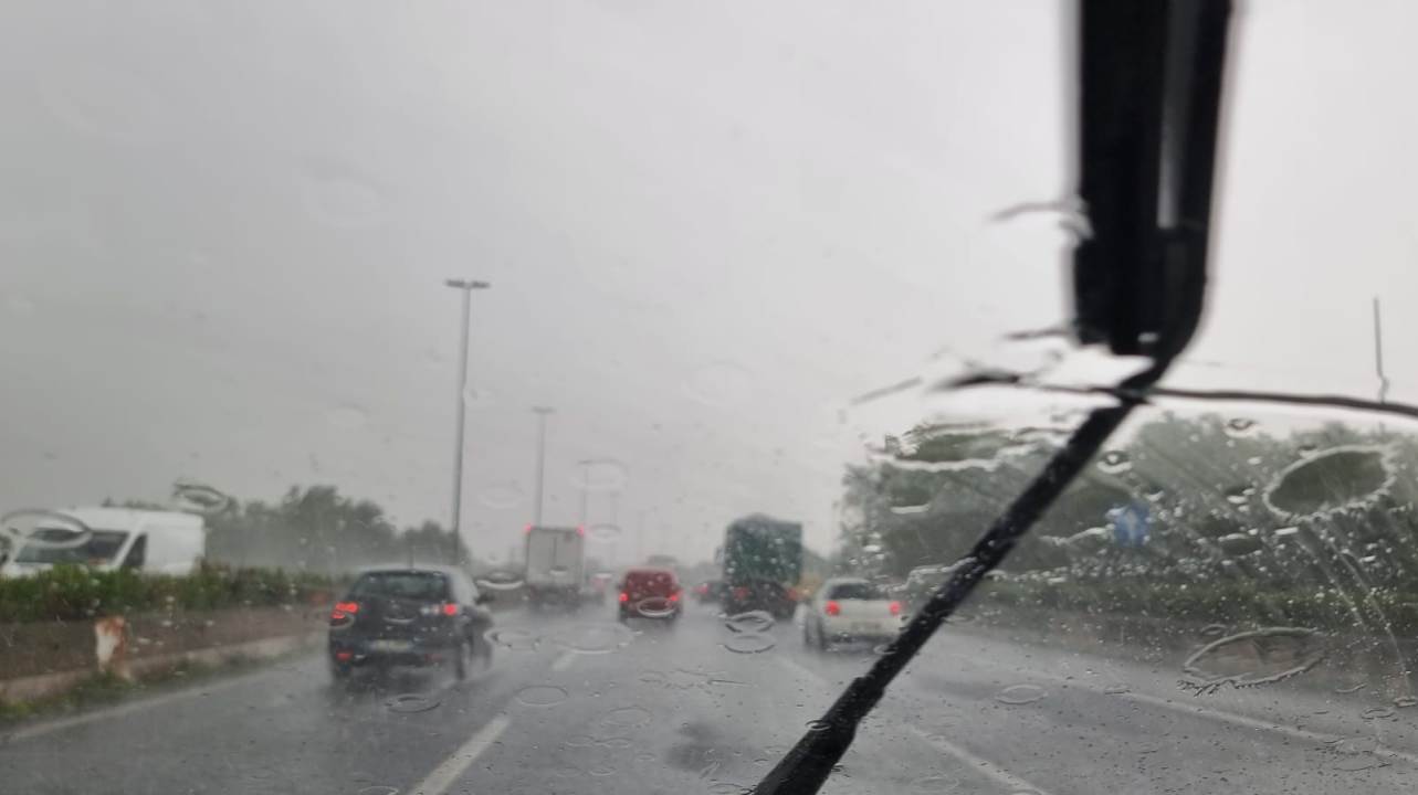 Maltempo, pioggia sul vetro dell'auto