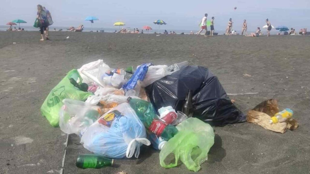 Rifiuti sulla spiaggia di Ostia Lido