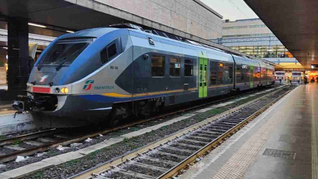 Convoglio ferroviario denominato Jazz alla stazione Termini