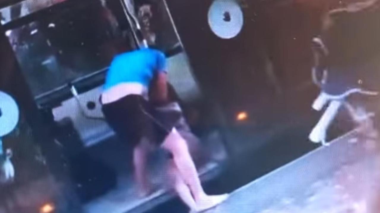 Alcuni frame tratti dal video dell'aggressione a una borseggiatrice a Torvajanica ripresa da alcune telecamere circostanti