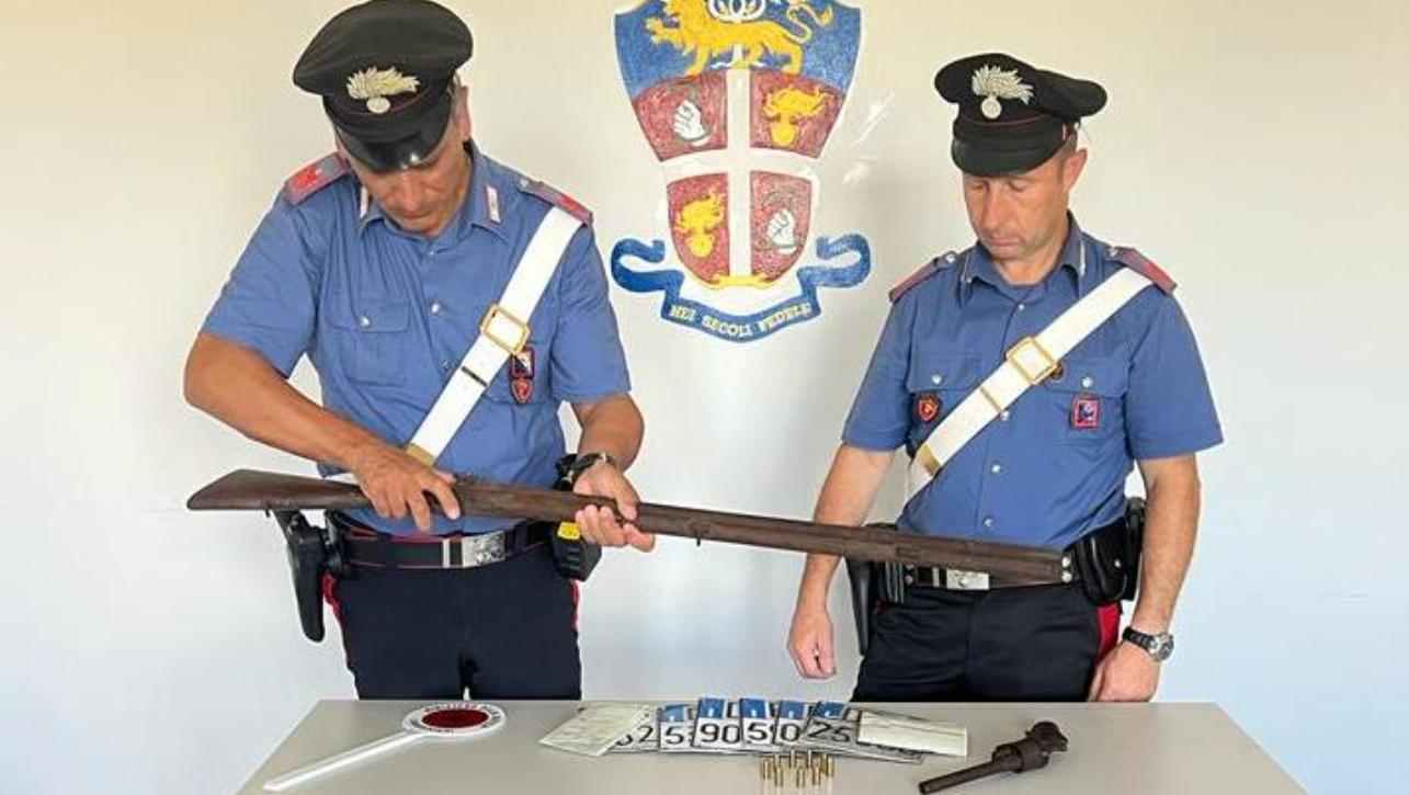 Carabinieri di Bracciano con targhe delle moto e armi sequestrate