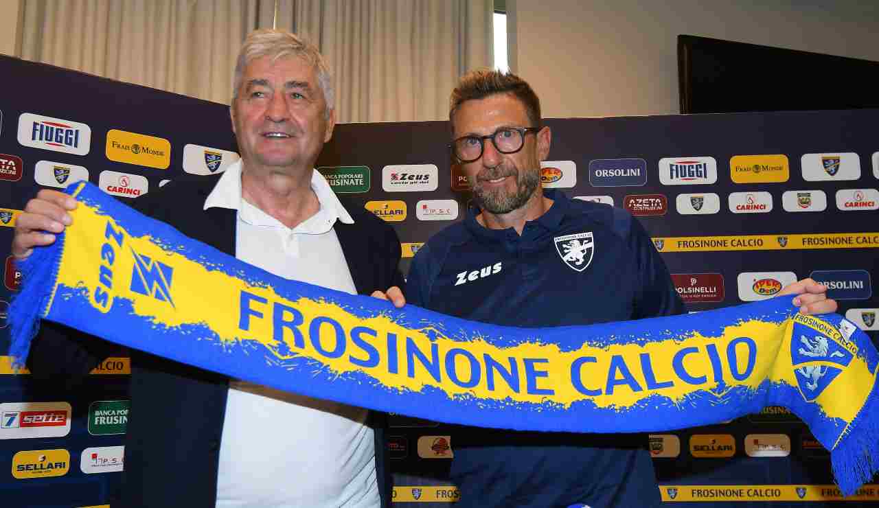 Eusebio Di Francesco e il DS del Frosinone Guido Angelozzi tengono in mano la sciarpa del Frosinone