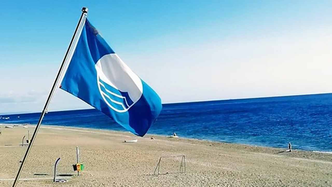 Bandiera blu sulla spiaggia