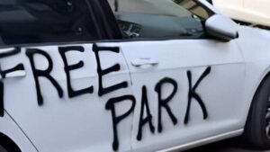 Auto in sosta selvaggia con la scritta "Free Park" sulla portiera