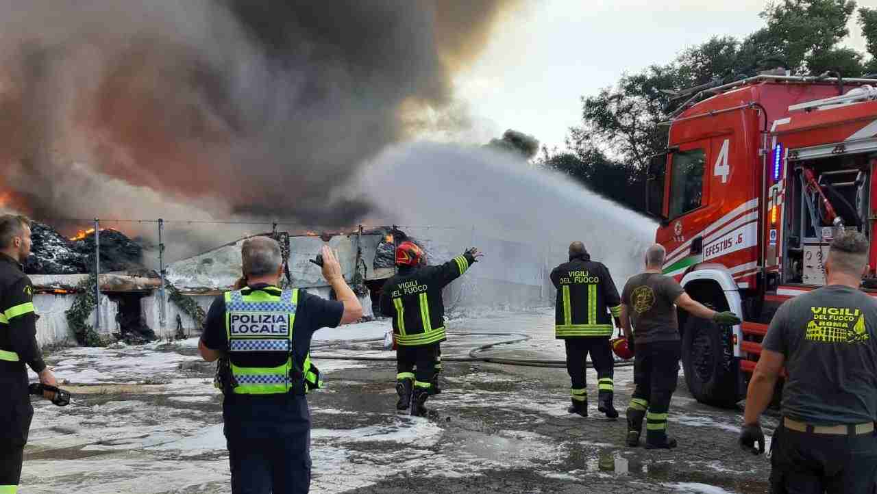 Vigili del Fuoco e Polizia locale impegnati nelle operazioni di spegnimento di un incendio a Ciampino