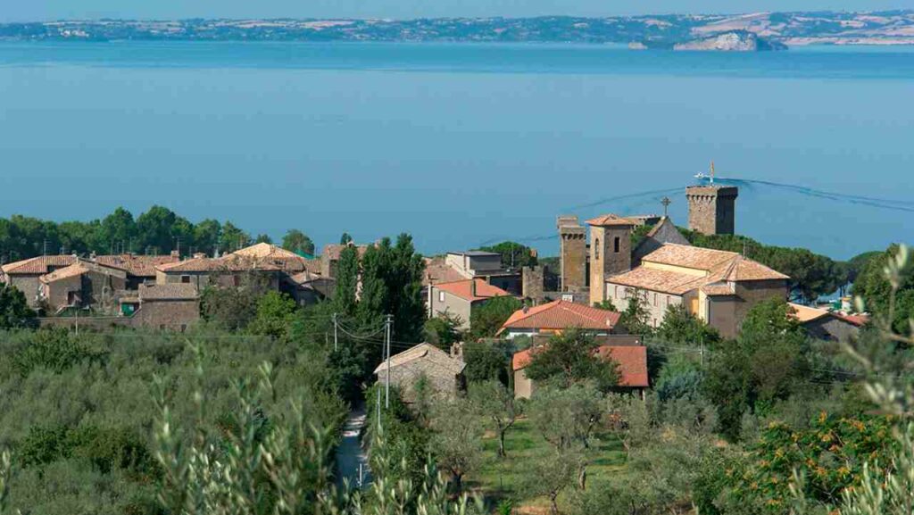 Borgo di Bolsena e il lago di Bolsena