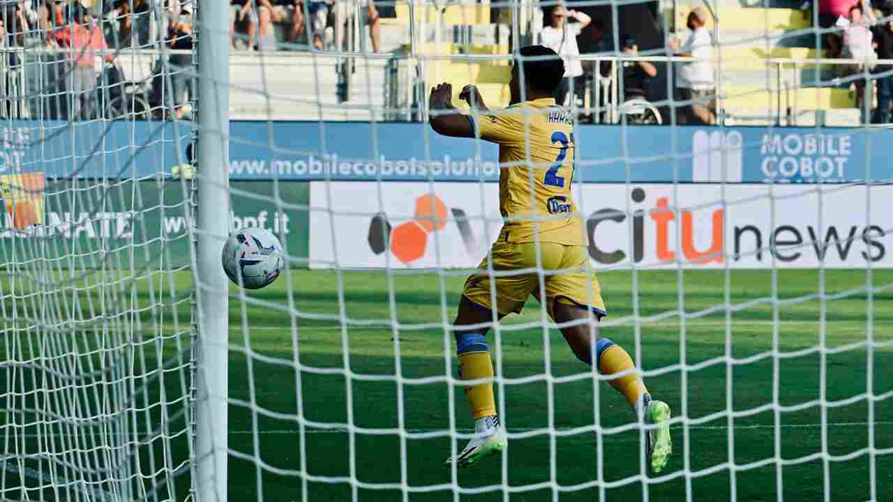 Harroui segna il gol del vantaggio per il Frosinone nella partita di calcio di seie A contro il Napoli trasformando il calcio di rigore allo stadio Stirpe