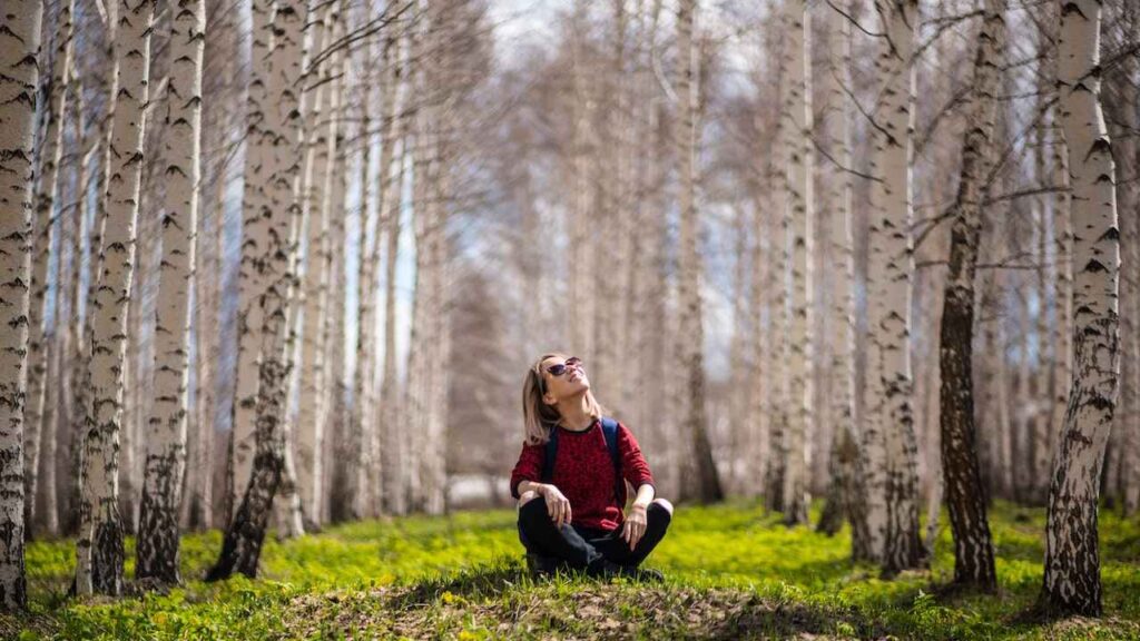 Una ragazza in mezzo agli alberi