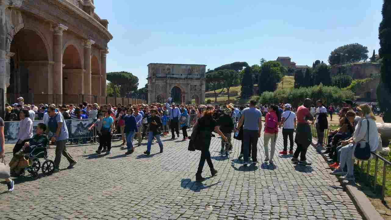 Roma, area intorno al Colosseo, turisti e venditori di biglietti abusivi