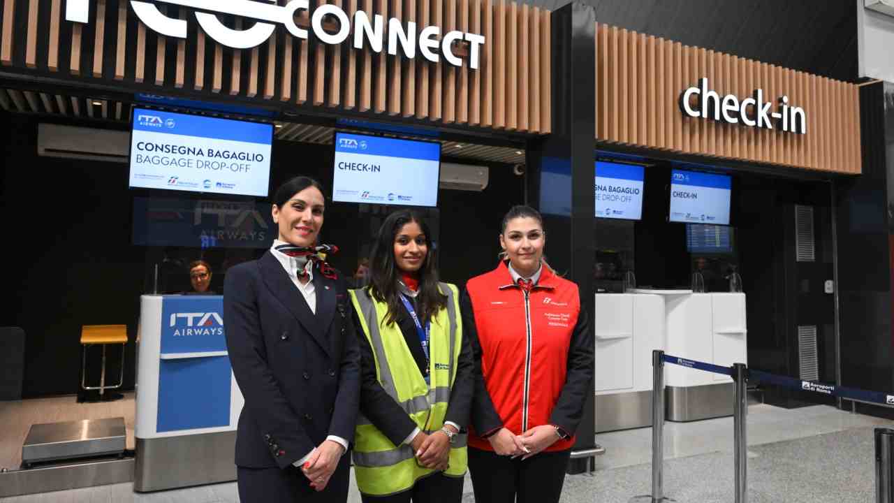 FCO Connect: servizio lanciato da Trenitalia, Aeroporti di Roma e ITA Airways pensato per svolgere le operazioni di check-in direttamente ai banchi della stazione ferroviaria di Fiumicino Aeroporto
