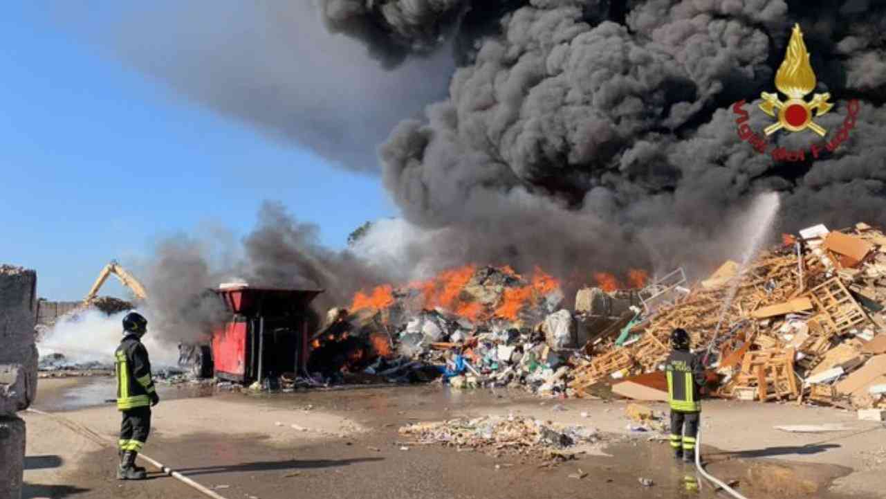 Vigili del Fuoco durante le operazioni di spegnimento del rogo a Ciampino