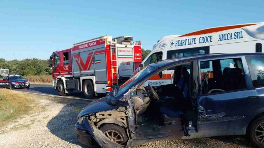 Incidente sulla via Tuscanese, sul posto: Carabinieri, Vigili del Fuoco e ambulanza
