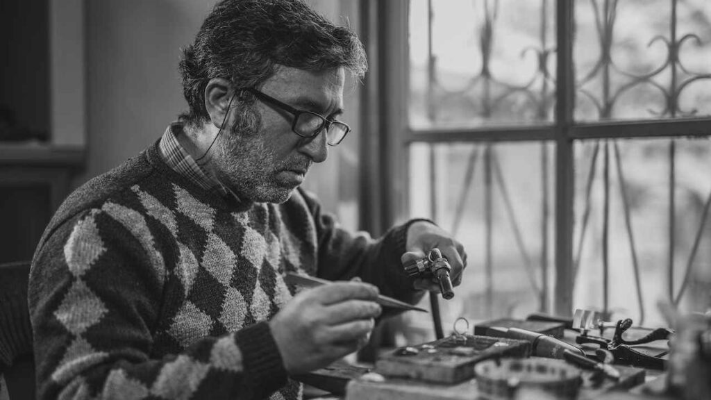 Un artigiano a lavoro