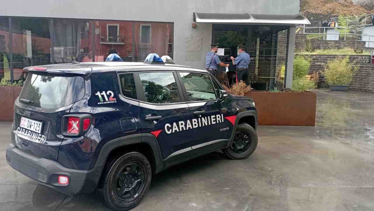Apposizione dei sigilli da parte dei Carabinieri a un locale di Labico