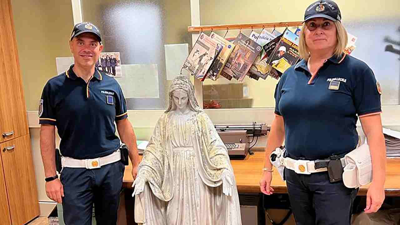 Agenti della Polizia locale con la statua della Madonna ritrovata a Guidonia Montecelio