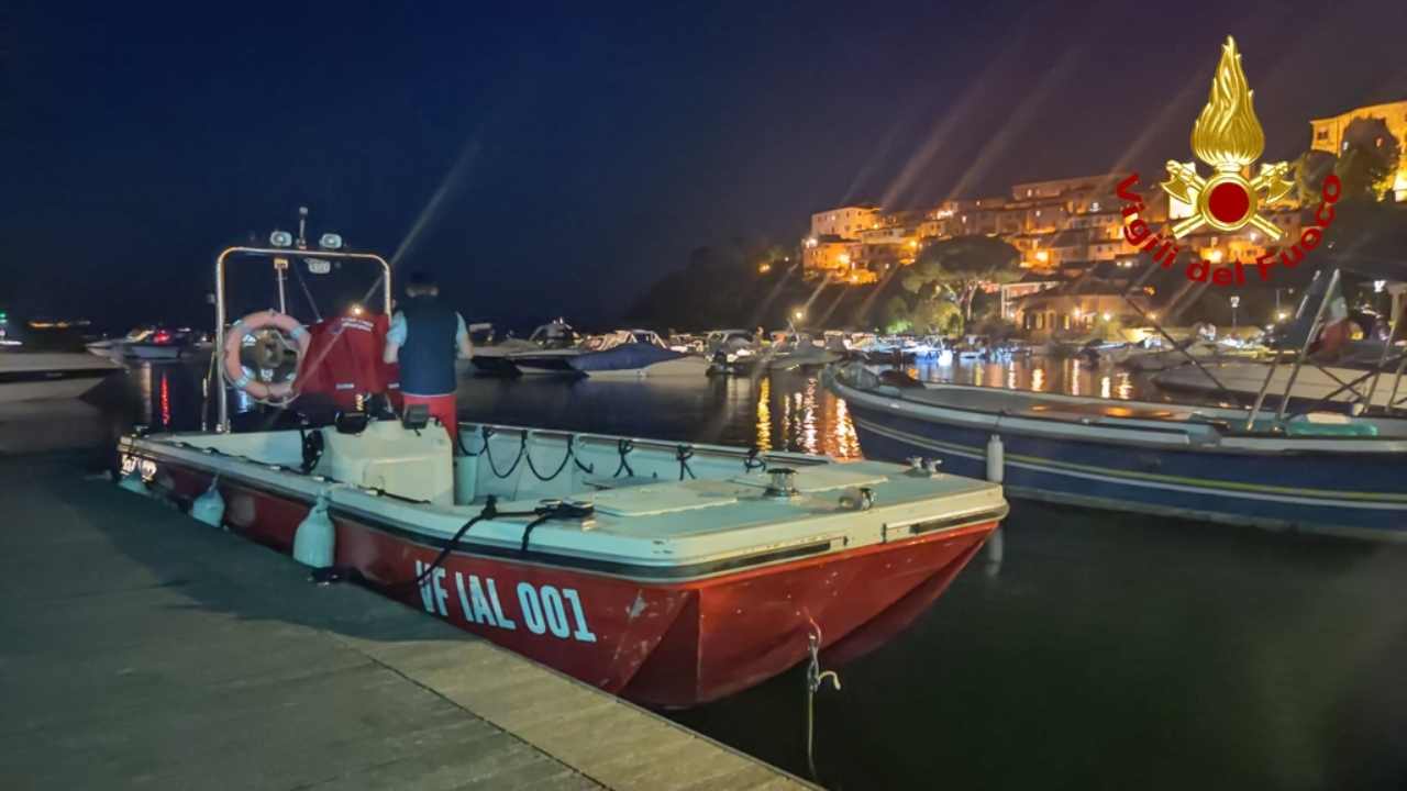 Sommozzatori dei Vigili del Fuoco impegnati nella ricerca di un disperso nel lago di Bolsena