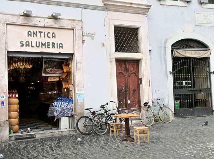 Antica salumeria nel centro storico di Roma