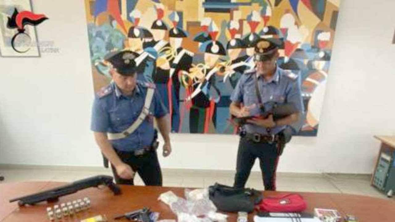 Carabinieri di Latina con la droga e le armi sequestrate