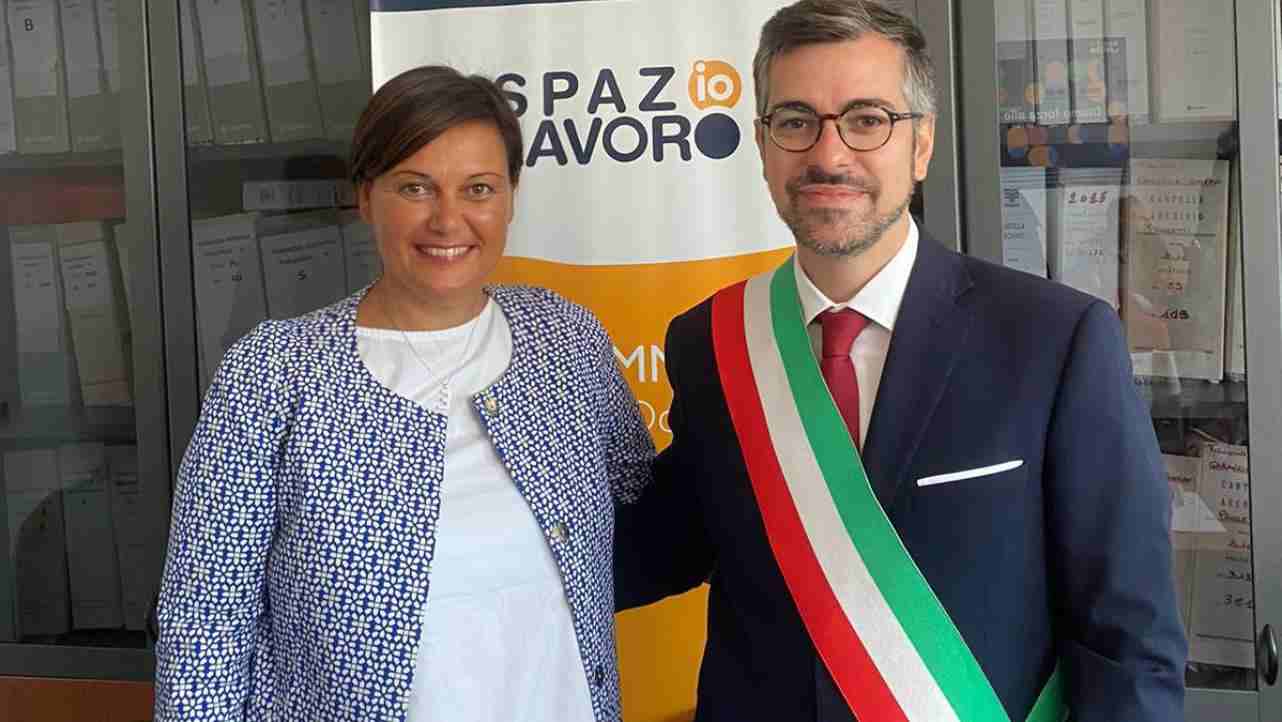 Eleonora Mattia con il sindaco di Colleferro, Pierluigi Sanna, all'inaugurazione del Centro per l'Impiego