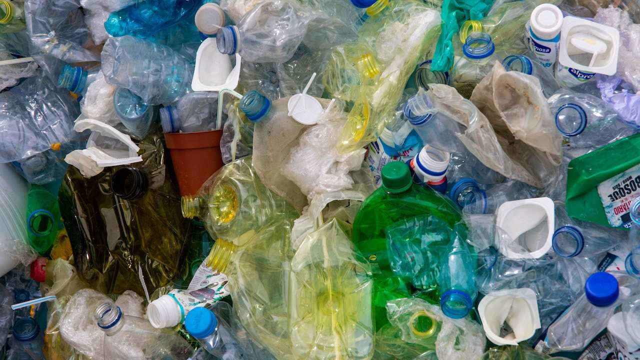 Un insieme di rifiuti di plastica