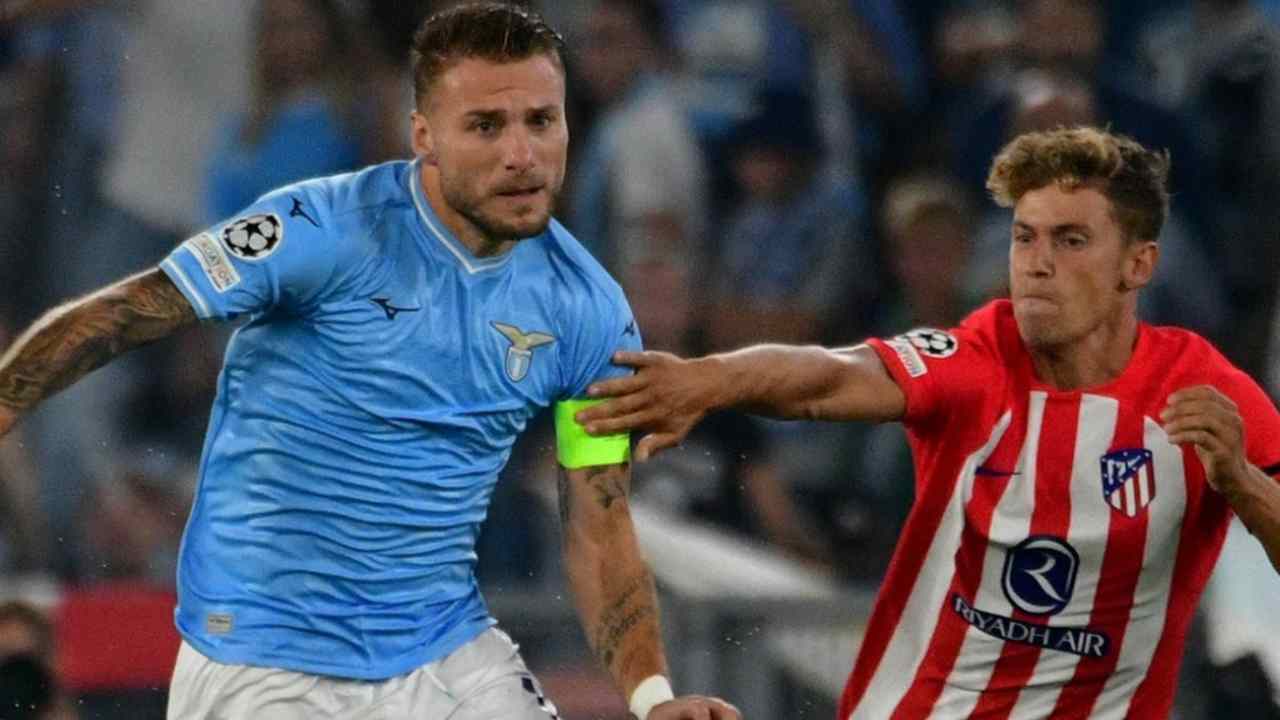 Immobile contende il pallone a un giocatore avversario dell'Atletico Madrid nella partita di calcio di Champions League