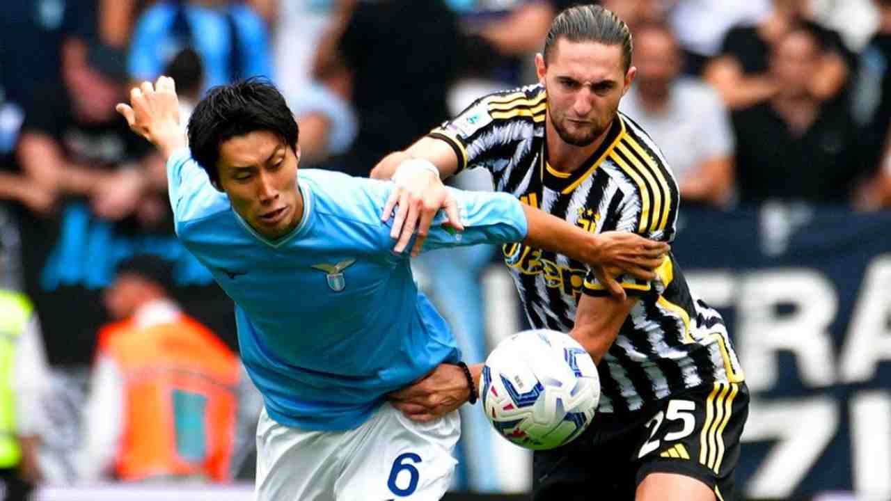 Kamada e Rabiot si contendono il pallone nella partita di calcio di serie A Juventus-Lazio