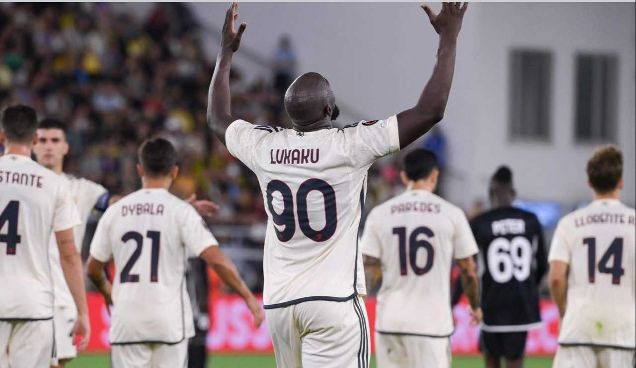Romelu Lukaku esulta con le braccia al cielo nella partita di calcio di Europa League contro lo Sheriff Tiraspol