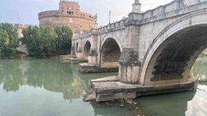 Ponte Sant'Angelo a Roma dopo l'intervento di pulizia