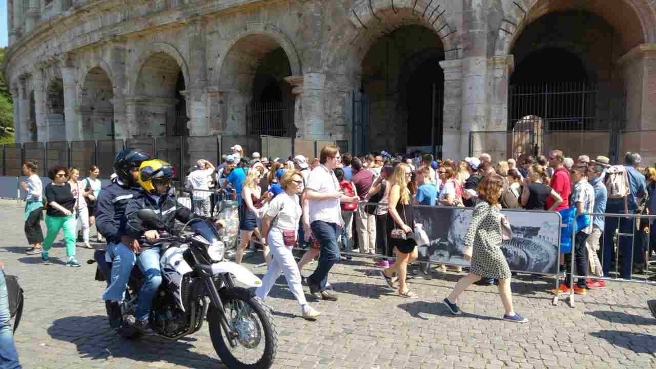 Falchi della Polizia al Colosseo di Roma