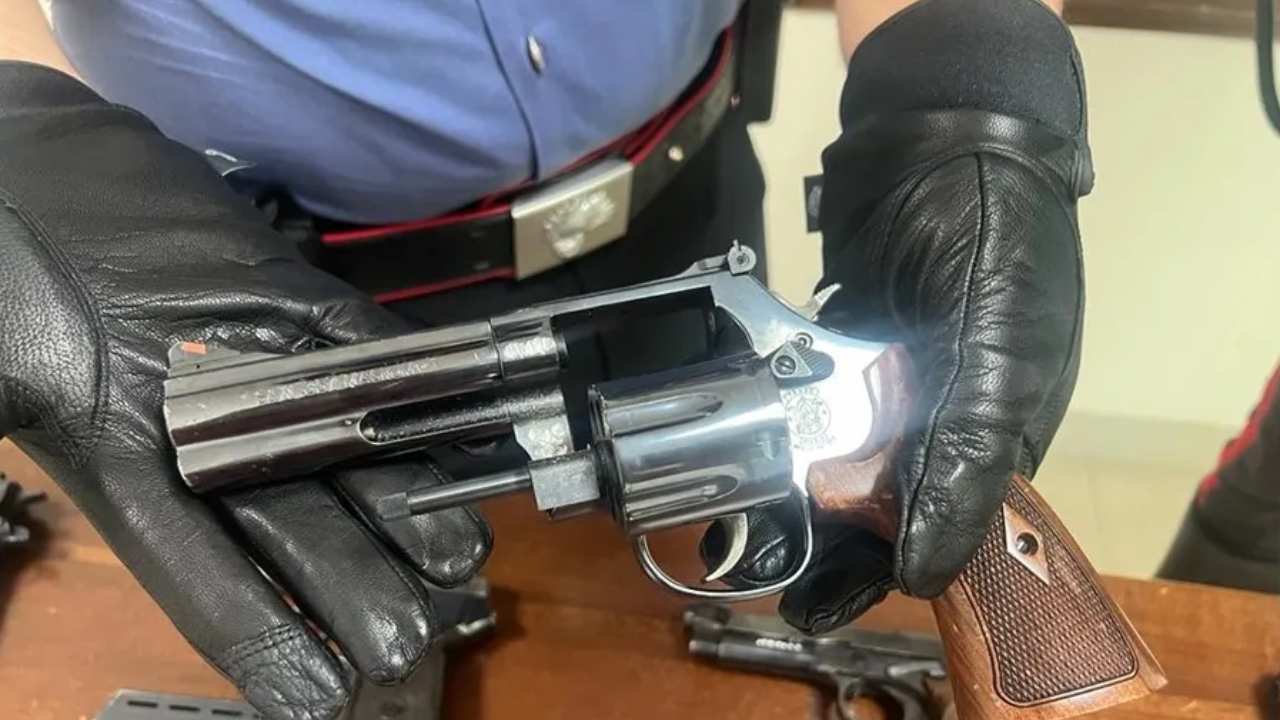 Un carabiniere di Terracina mostra una pistola sequestrata