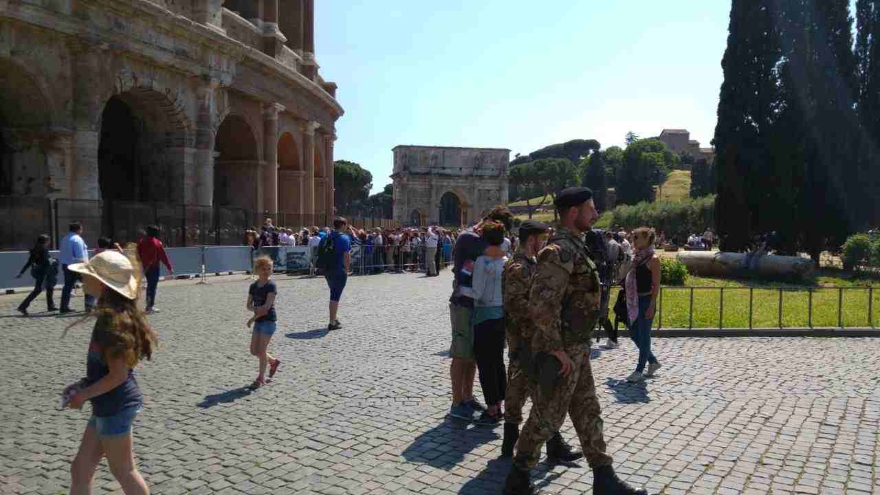 Colosseo di Roma, militari in servizio nell'area dell'Anfiteatro Flavio