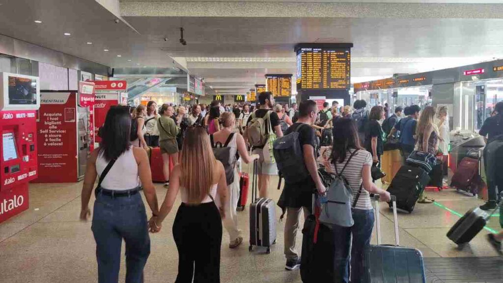Viaggiatori in attesa di partire alla stazione Termini di Roma