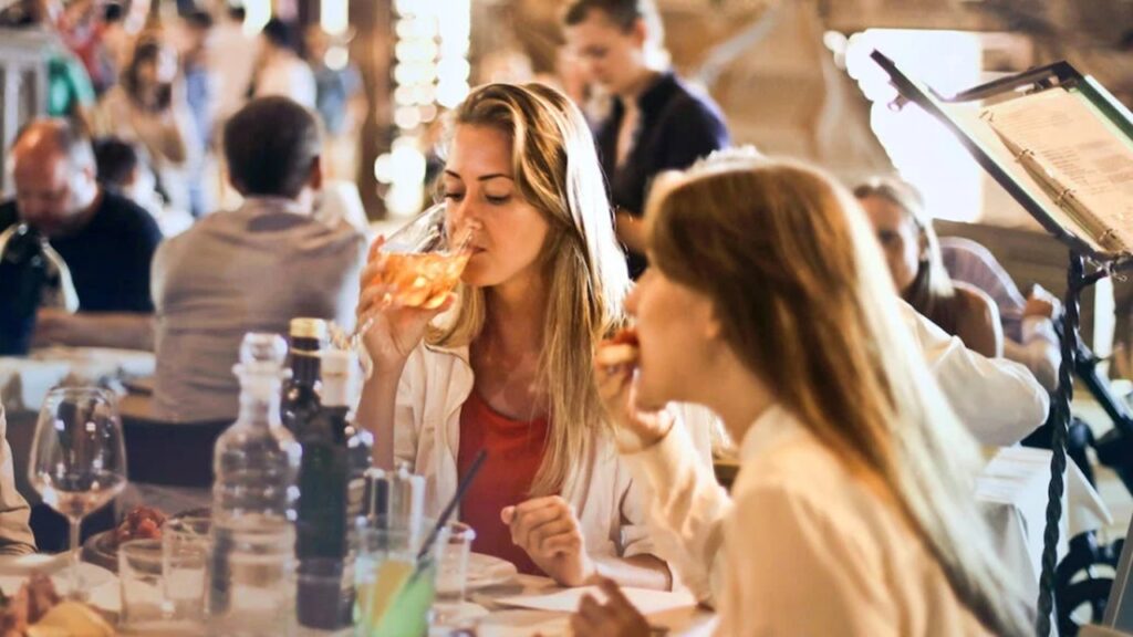 persone che bevono e mangiano presso sagra locale