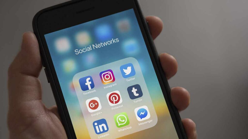 Un telefono cellulare con i loghi di alcuni Social Networks