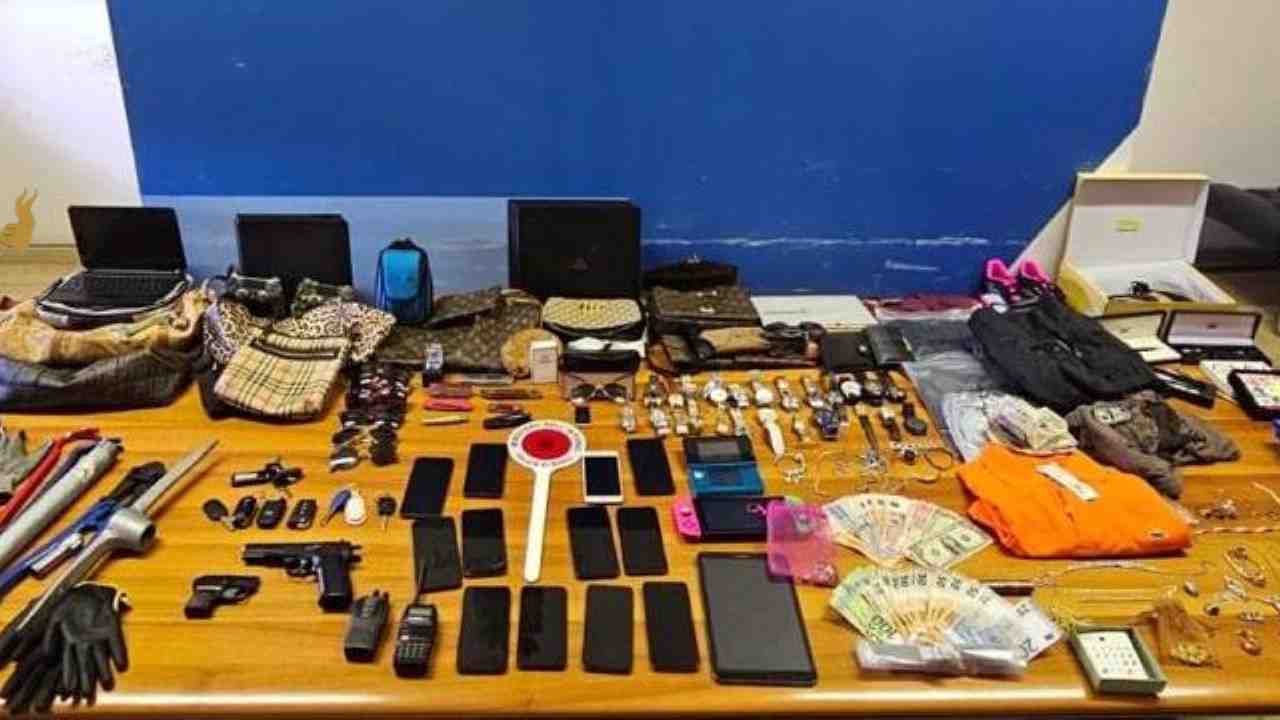 Furti in ville, materiale sequestrato provento dei furti