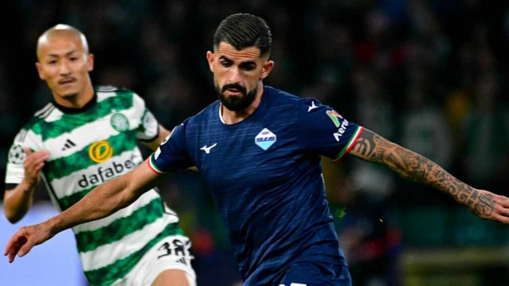 Hysaj tiene il controllo del pallone nella partita di calcio di Champions League tra Celtic e Lazio