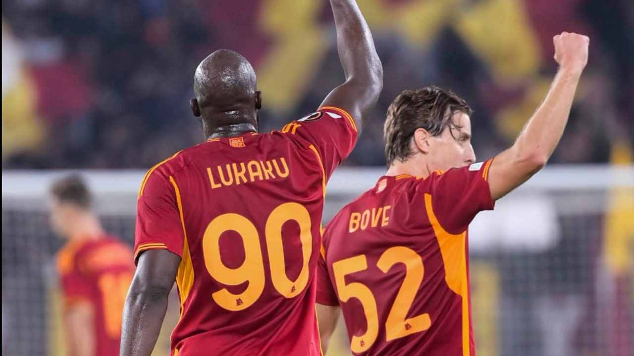 Lukaku e Bove esultano per il goal della Roma nella partita di calcio di Europa League contro la squadra Slavia Praga