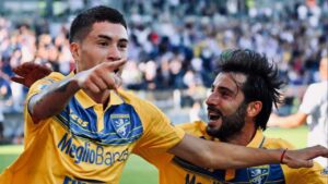 Soulè e Garritano esultano nella partita di calcio di serie A tra Frosinone e Verona