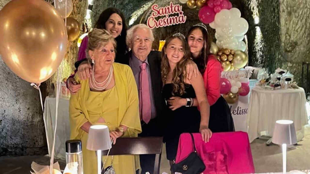 Licinio Saracini con la moglie Mirella e le tre nipotine